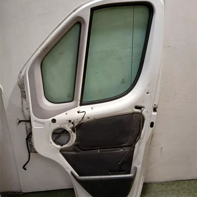 Porta anteriore destra