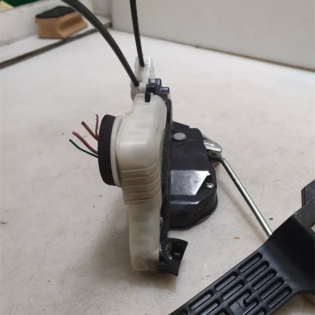 Serratura porta anteriore destra con chiusura centralizzata