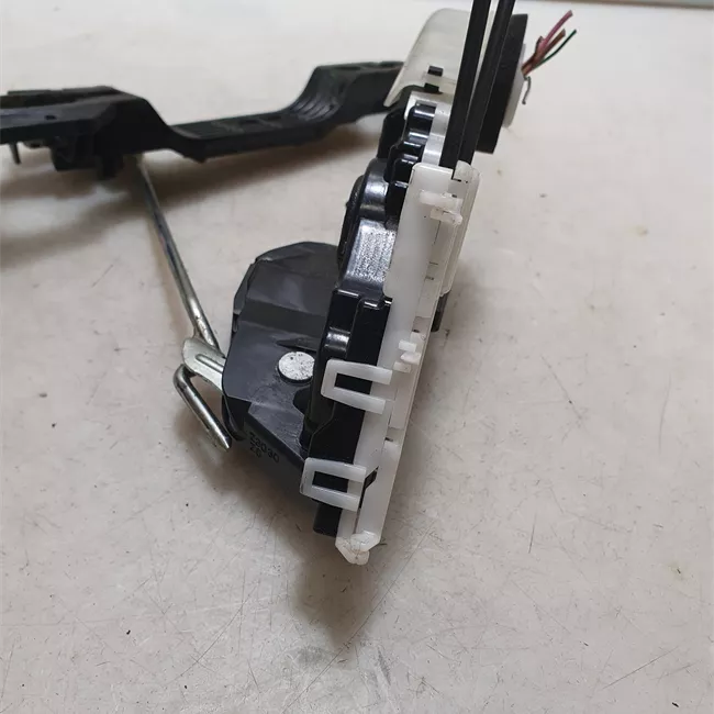 Serratura porta anteriore destra con chiusura centralizzata