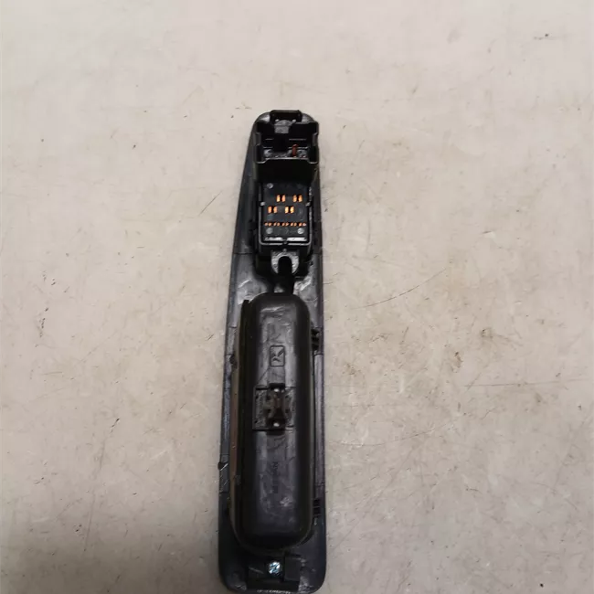 Interruttore alzacristalli porta posteriore sinistro