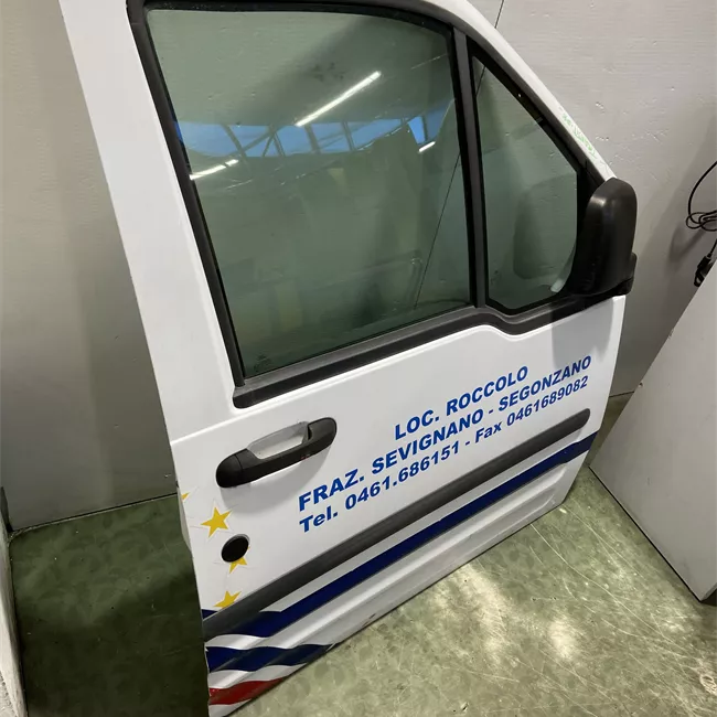 Porta anteriore destra