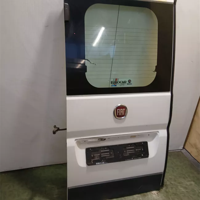 Porta carico posteriore a battente sinistra