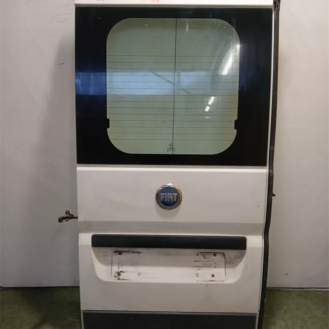 Porta carico posteriore a battente sinistra