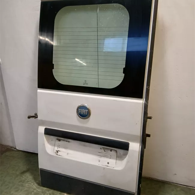 Porta carico posteriore a battente sinistra