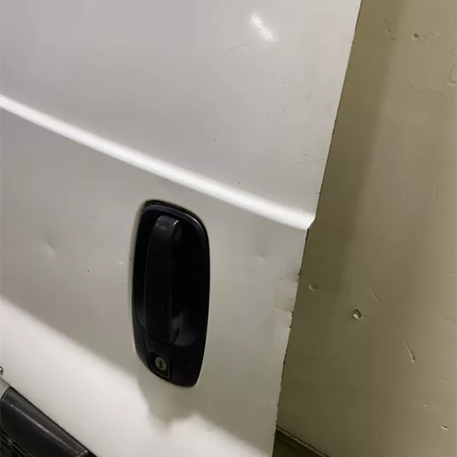 Porta carico posteriore a battente sinistra