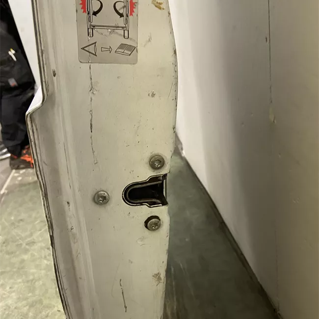 Porta carico posteriore a battente sinistra