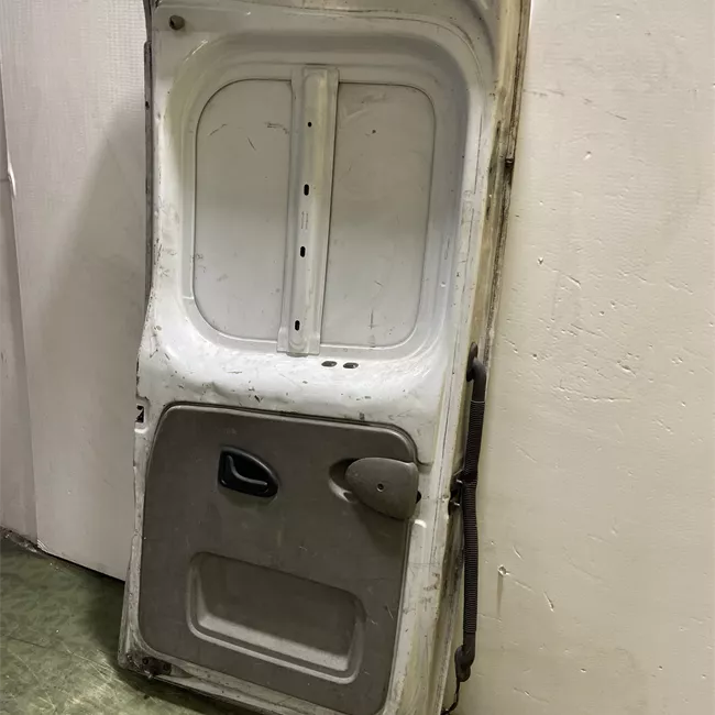 Porta carico posteriore a battente sinistra