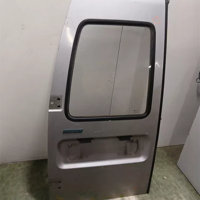 Porta carico posteriore a battente sinistra