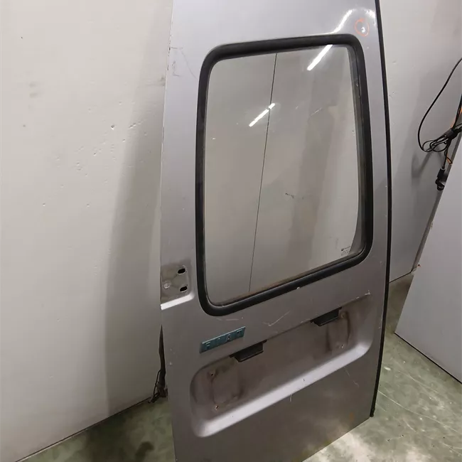 Porta carico posteriore a battente sinistra