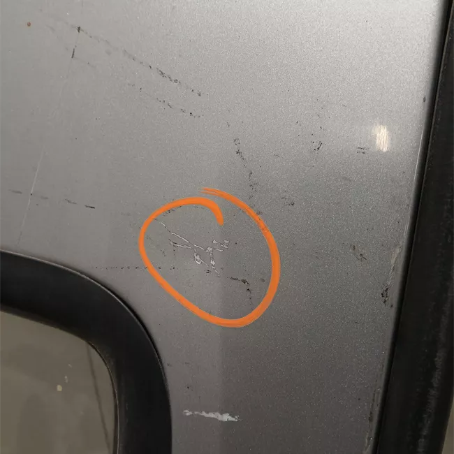 Porta carico posteriore a battente sinistra