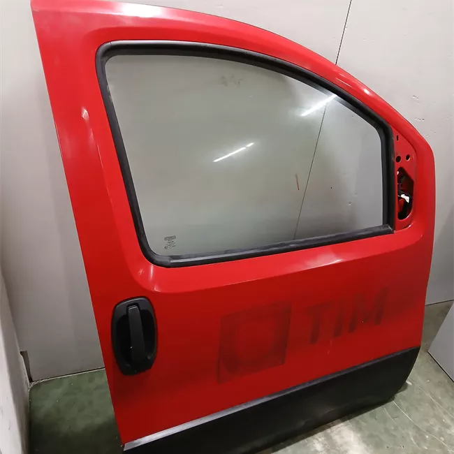 Porta anteriore destra