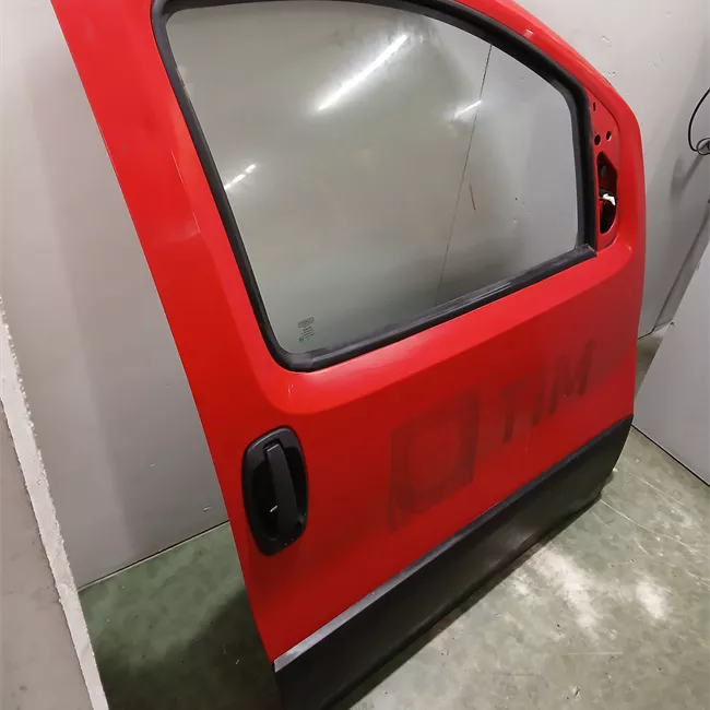 Porta anteriore destra