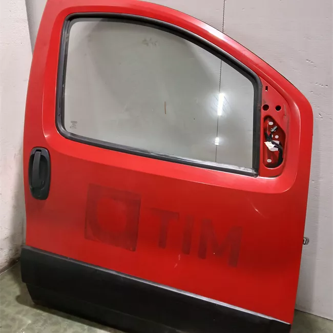 Porta anteriore destra