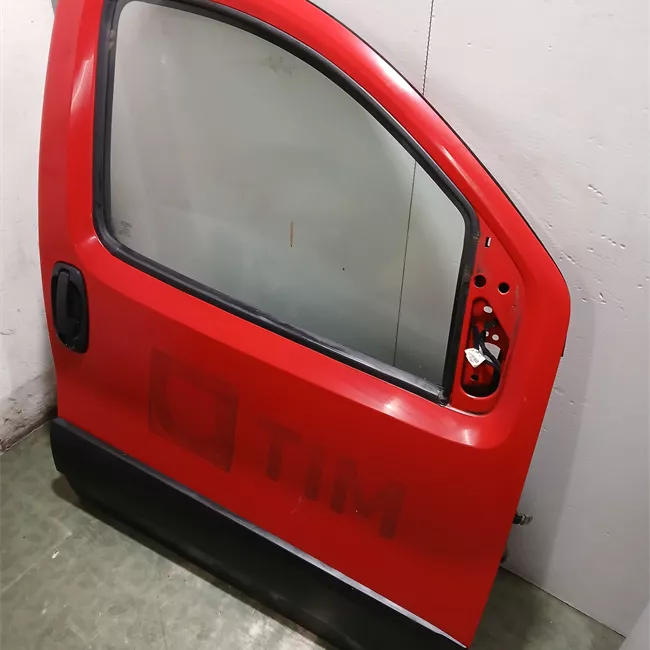 Porta anteriore destra