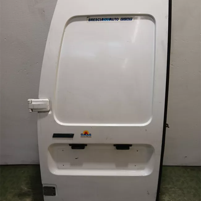 Porta carico posteriore a battente sinistra