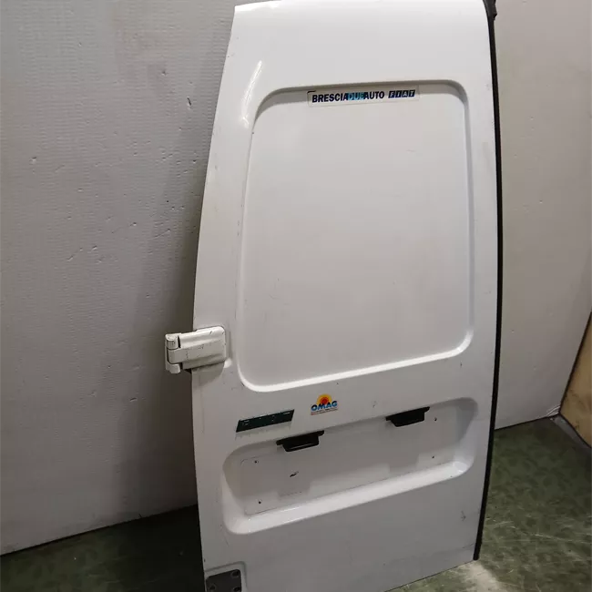 Porta carico posteriore a battente sinistra