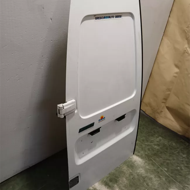 Porta carico posteriore a battente sinistra