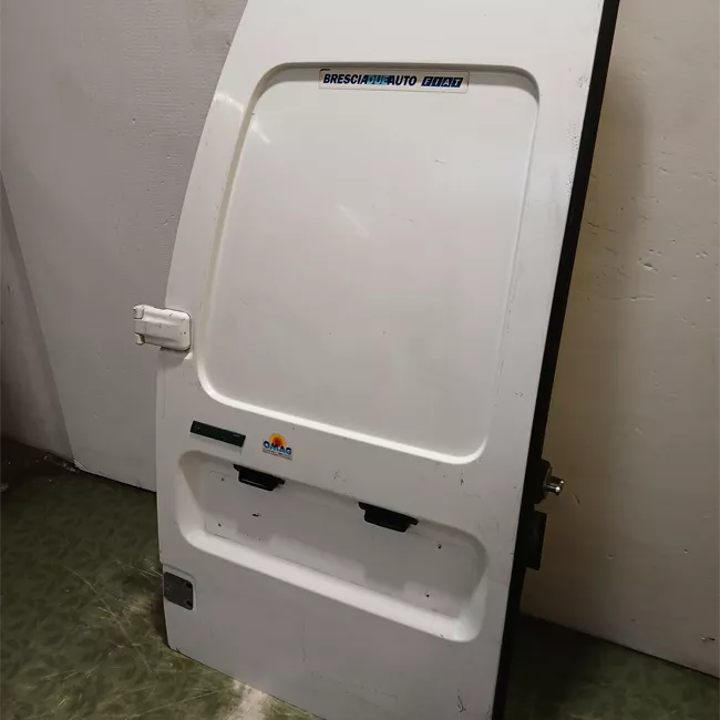 Porta carico posteriore a battente sinistra