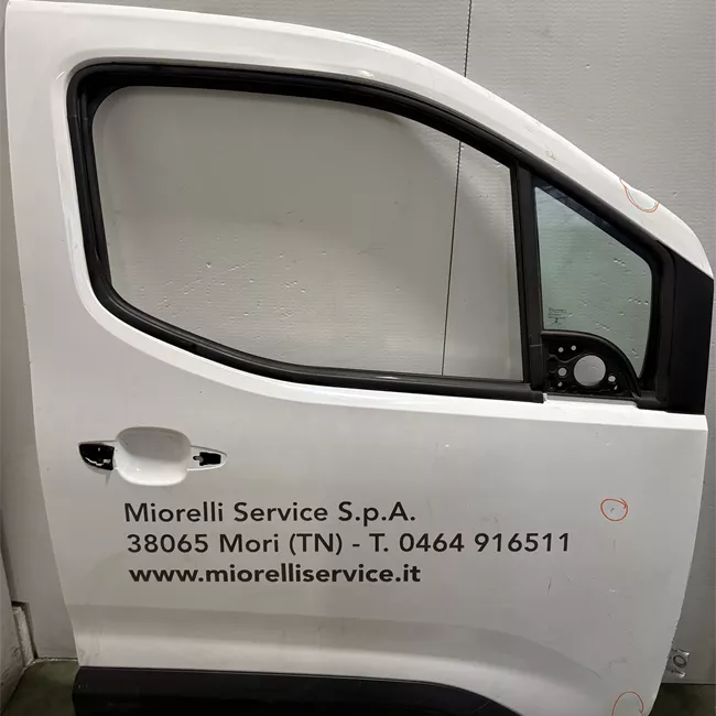 Porta anteriore destra