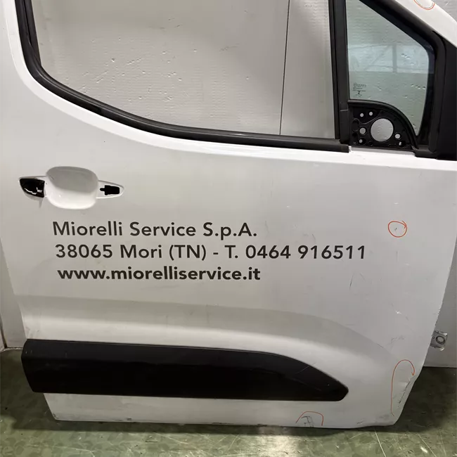 Porta anteriore destra