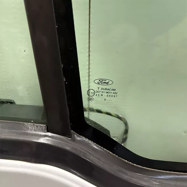 Porta anteriore destra