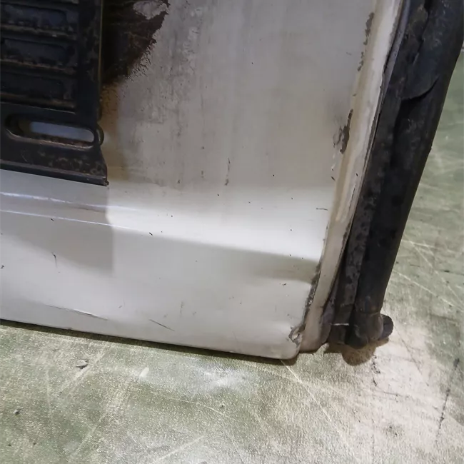 Porta carico posteriore a battente sinistra con fori tergicristallo posteriore