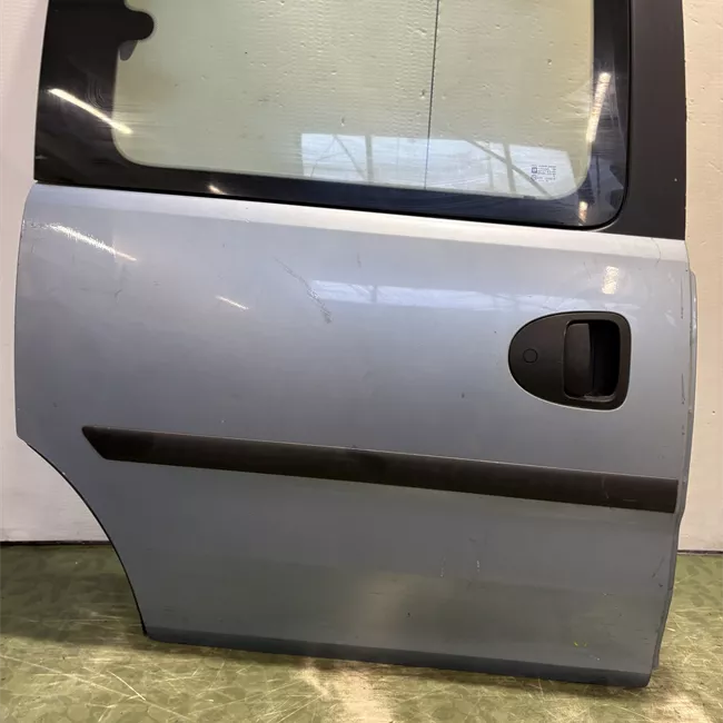 Porta posteriore destra con apertura finestrino