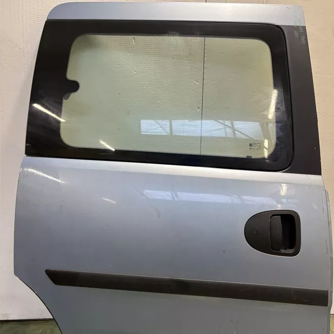 Porta posteriore destra con apertura finestrino