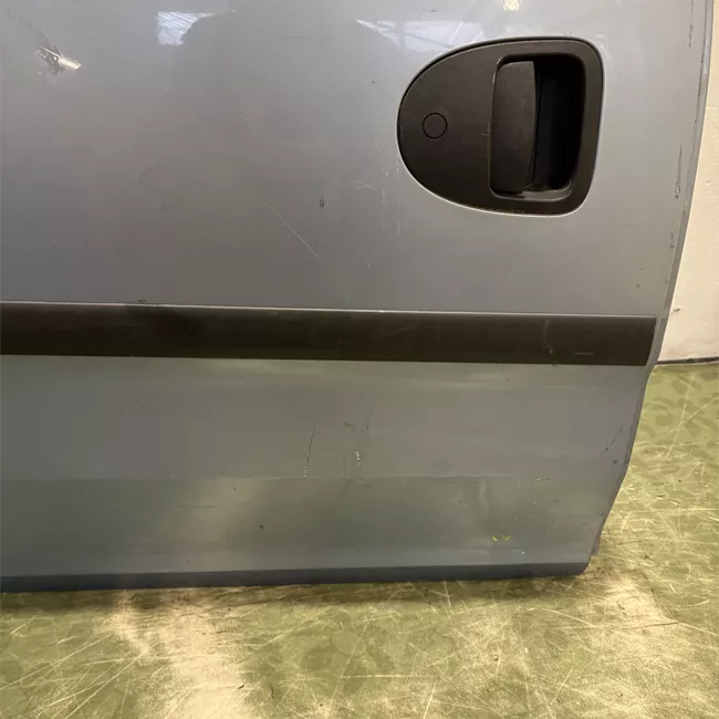 Porta posteriore destra con apertura finestrino