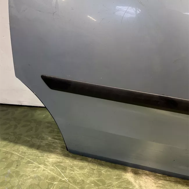 Porta posteriore destra con apertura finestrino