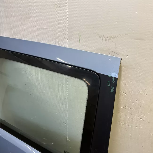 Porta posteriore destra con apertura finestrino