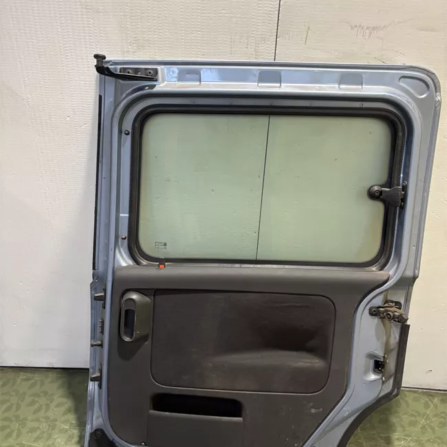 Porta posteriore destra con apertura finestrino