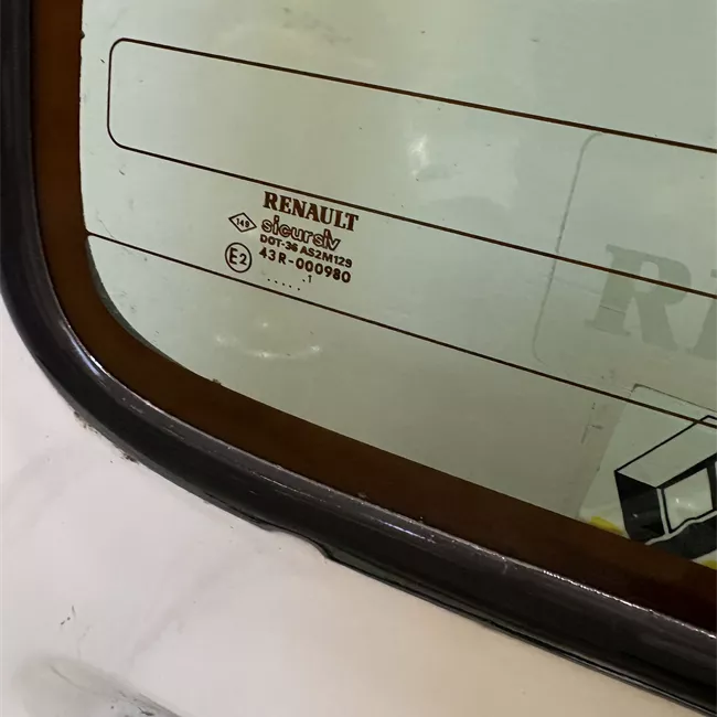 Porta carico posteriore a battente sinistra