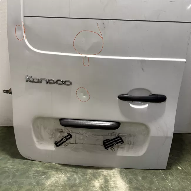 Porta carico posteriore a battente sinistra