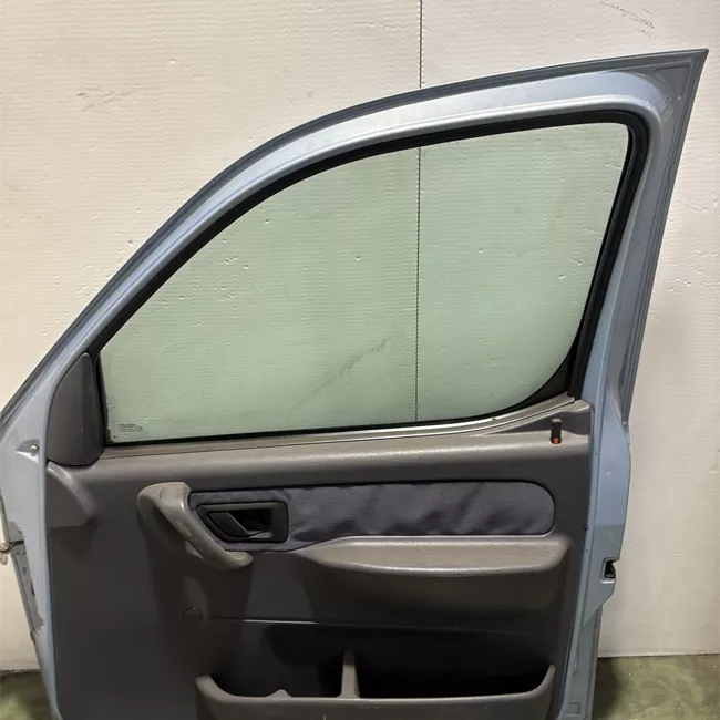 Porta anteriore destra Protezioni laterali = 75