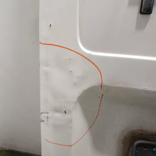 Porta carico posteriore a battente sinistra