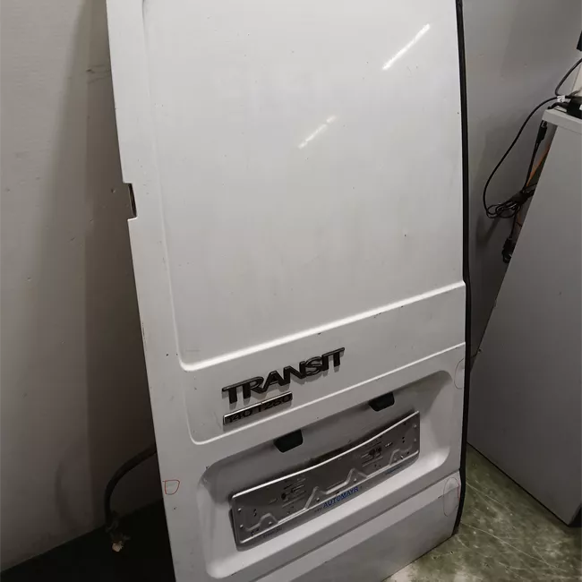 Porta carico posteriore a battente sinistra