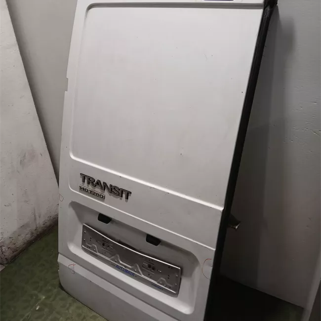 Porta carico posteriore a battente sinistra