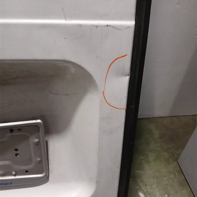 Porta carico posteriore a battente sinistra