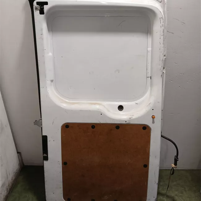 Porta carico posteriore a battente sinistra