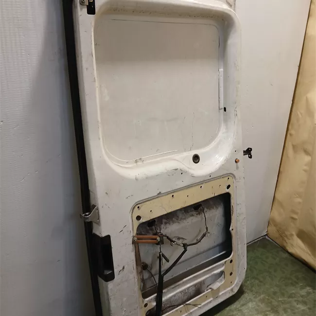 Porta carico posteriore a battente sinistra