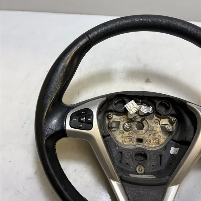 Volante con comandi radio