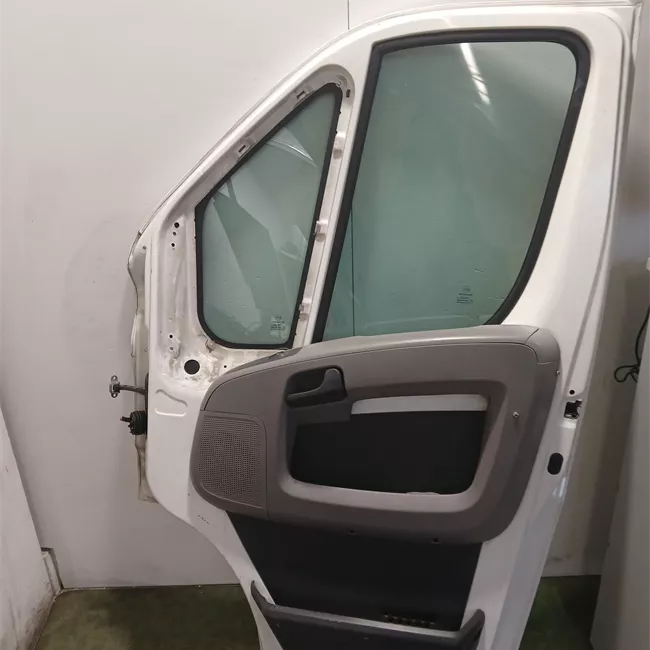 Porta anteriore destra