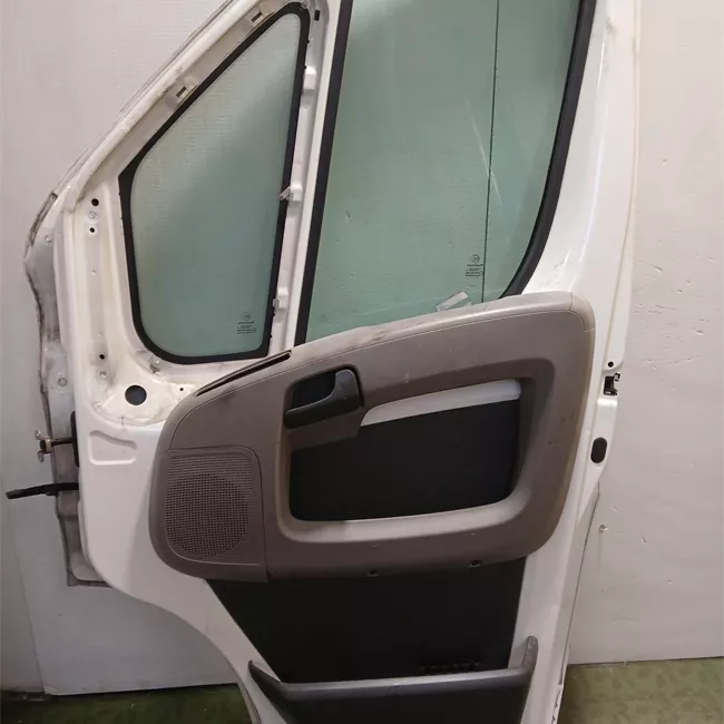 Porta anteriore destra