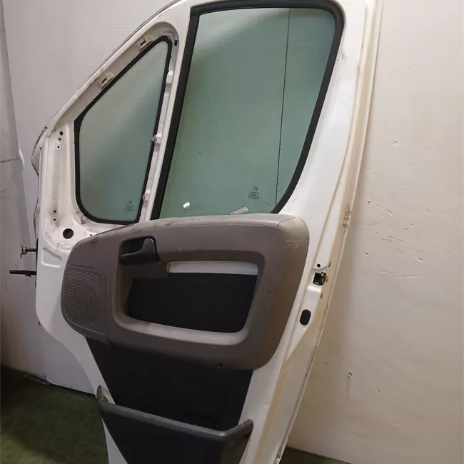 Porta anteriore destra