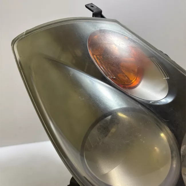 Proiettore con regolatore altezza destro