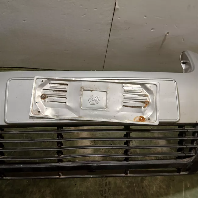 Paraurti anteriore con mano di fondo