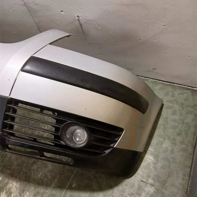 Paraurti anteriore con mano di fondo