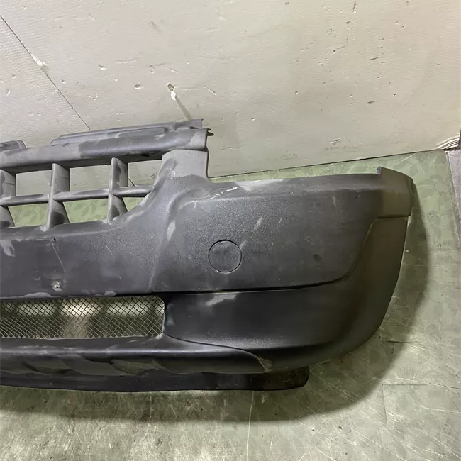 Paraurti anteriore nero