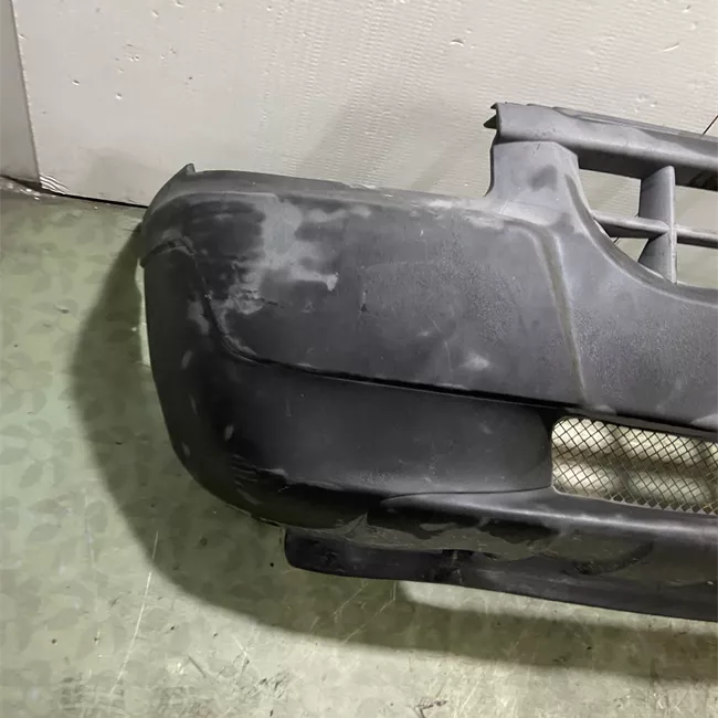 Paraurti anteriore nero